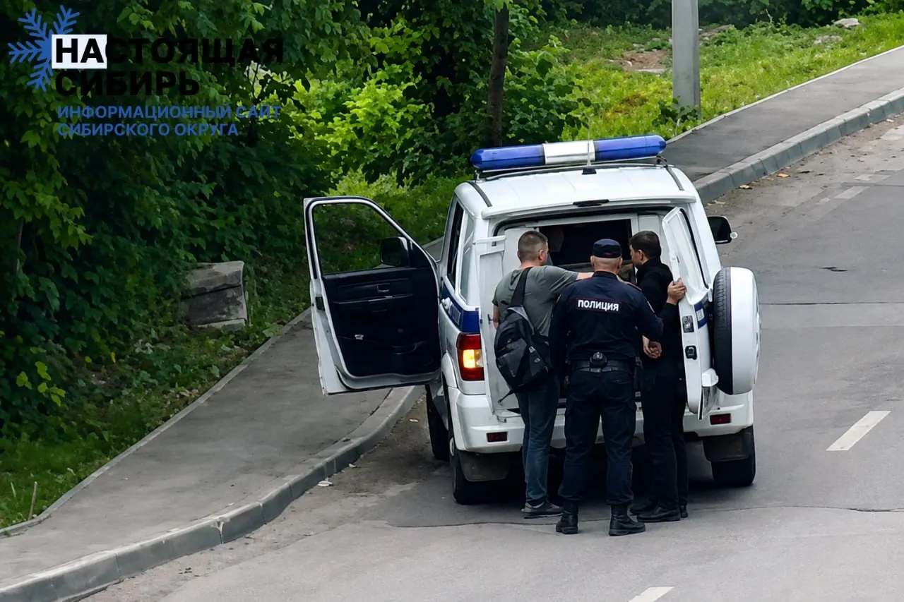 За первые шесть месяцев 2026 года число заключённых контрактов с Минобороны сократилось, а госструктуры и бизнес активно размещают вакансии по ведению воинского учёта. Юристы связывают рост спроса с ужесточением контроля и возможной подготовкой к новой волне призыва.