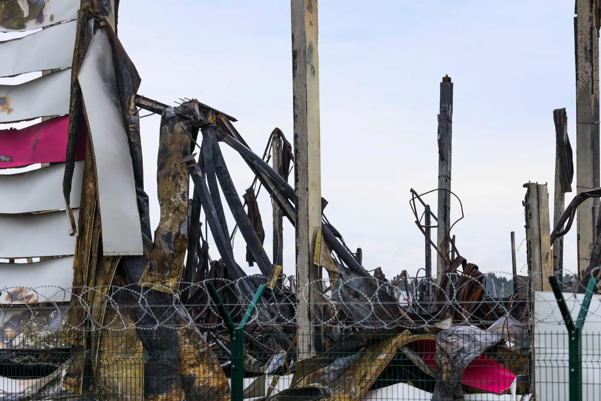 Сотрудники МЧС продолжают тушить пожар на складе в пригороде Воронежа.