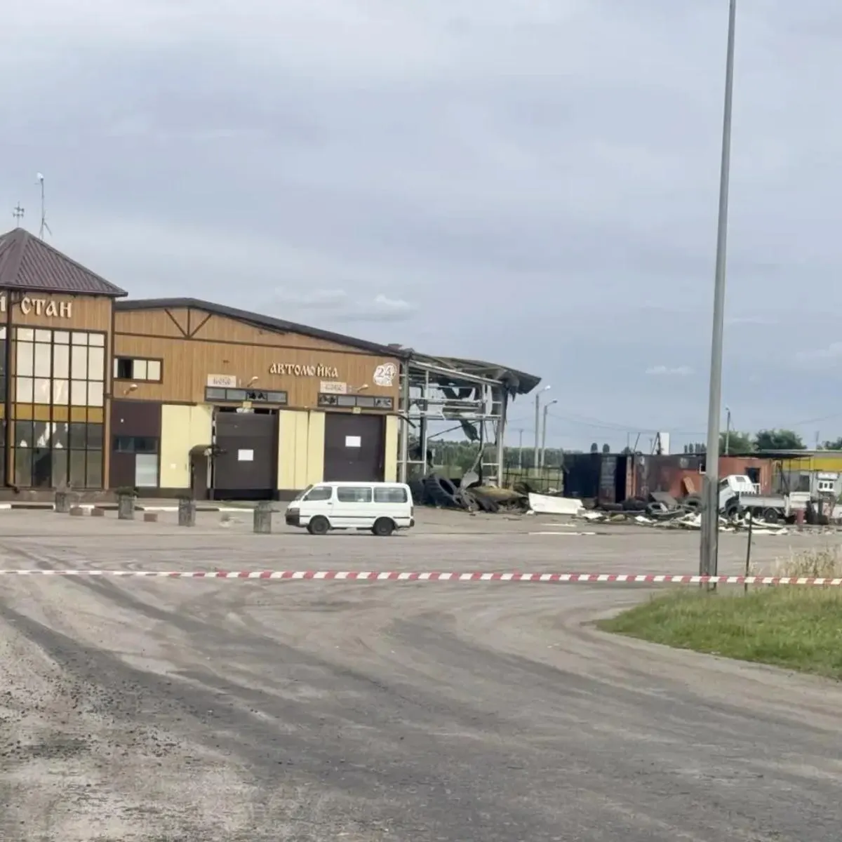 Удар повредил автосервис и соседнее коммерческое помещение, власти подчеркивают мирный характер пострадавших объектов и отсутствие связи с военными объектами.