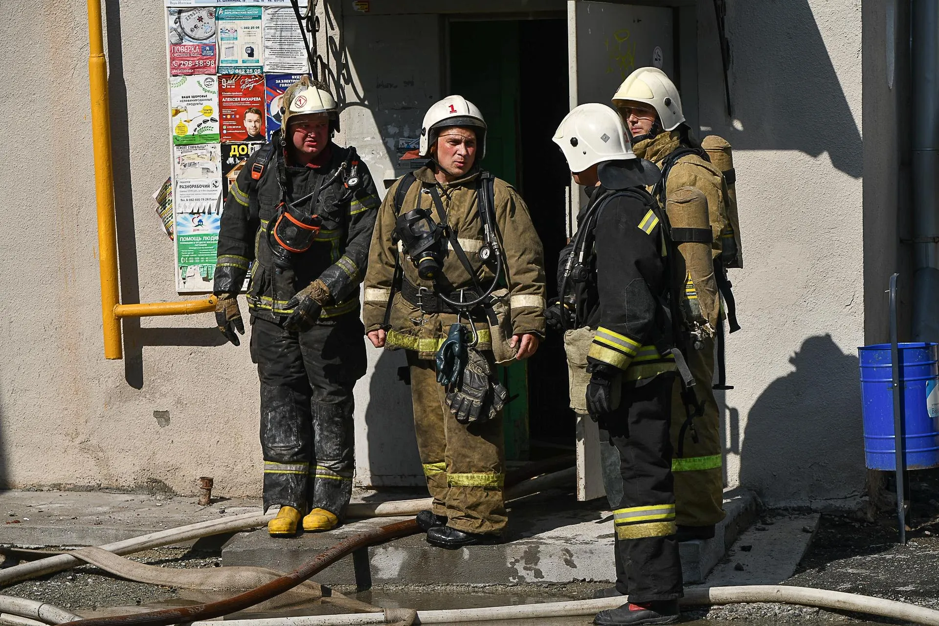 Из горящего дома эвакуировали 15 человек, за тушением огня боролись семь пожарных.