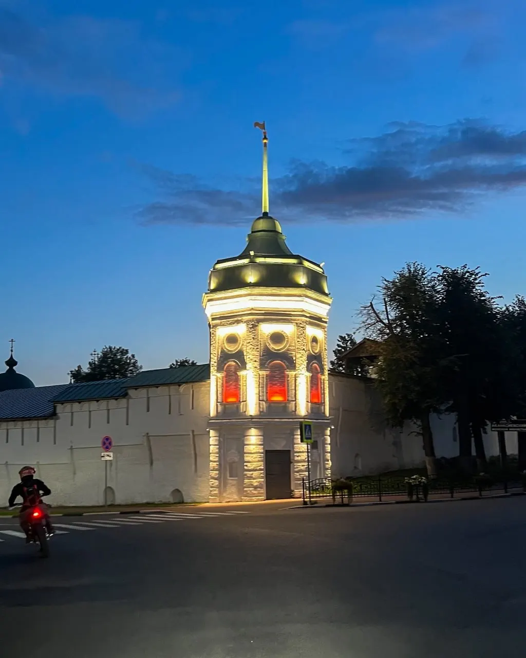 В Ярославле появилась новая цветовая подсветка Спасо‑Преображенского монастыря. Некоторые жители считают, что она украшает памятник, другие — что фрагментарная подсветка искажает исторический облик.