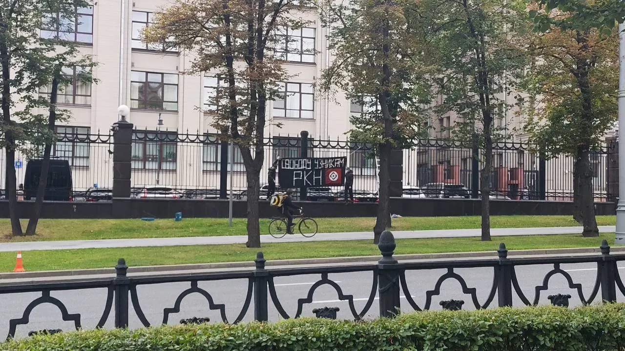 У здания Администрации президента в Москве появился баннер с призывом освободить узников РКН; акция сопровождалась заявлением о репрессиях и зафиксировано отсутствие задержанных.