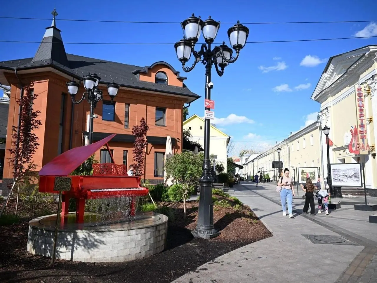 В Ярославской области продолжаются работы по благоустройству городских улиц: обновляют пешеходные зоны, подземные сети и освещение.