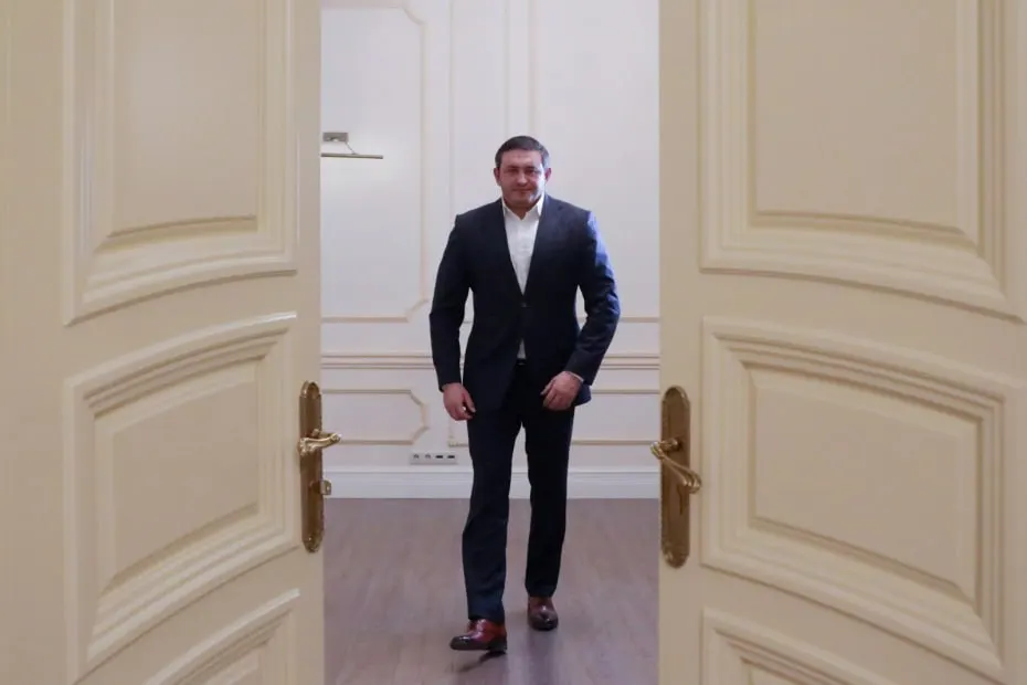 З-активист по имени Виталий Бородин потребовал провести проверку финансовых источников Владимира Познера на фоне сообщений о возможной продаже недвижимости в Москве.