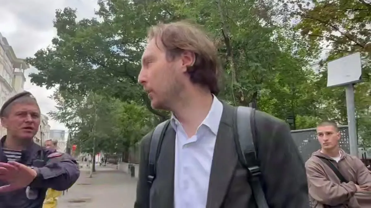 У здания Верховного суда Москвы проходят задержания; полиция напряжена, задержанные доставлены в три отделения полиции.