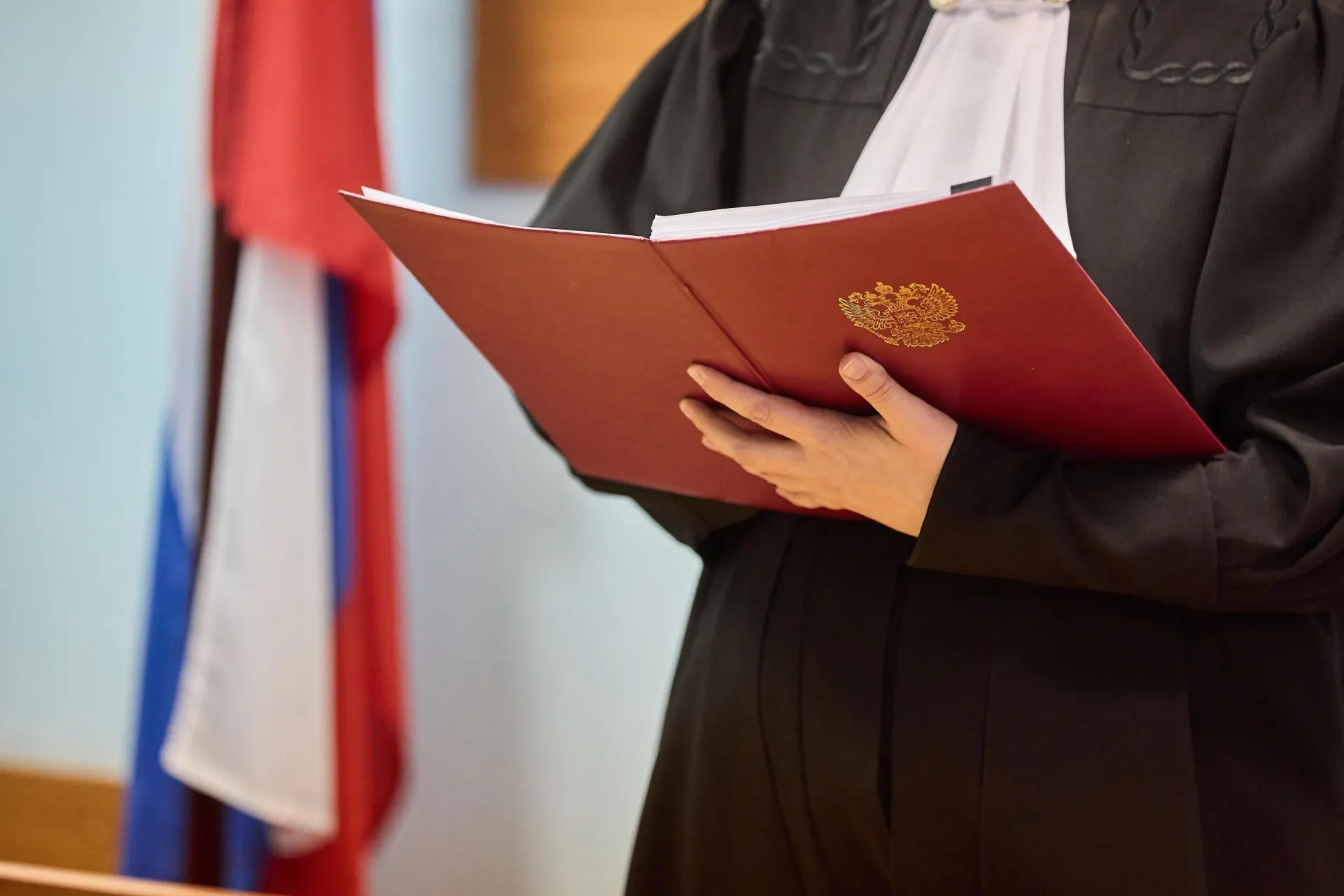 Осужденный выступал против СВО и занимался шпионажем, что привело к судебному процессу и наказанию.