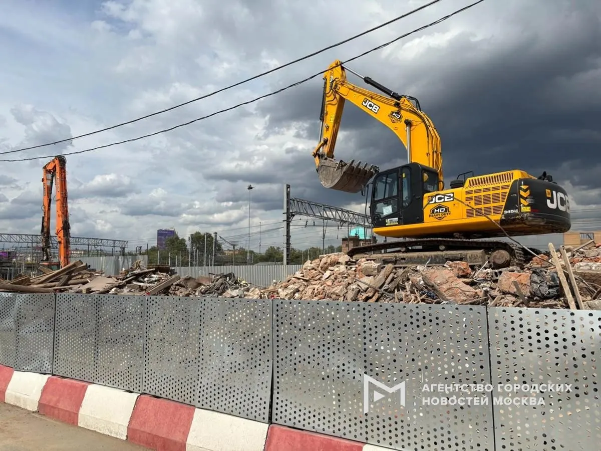 Город добился судебного решения о сносе рынка. На месте планируется создать один из крупнейших транспортных узлов, объединяющий три диаметра МЦД-2, МЦД-3 и МЦД-4, две линии метро и скоростную магистраль.