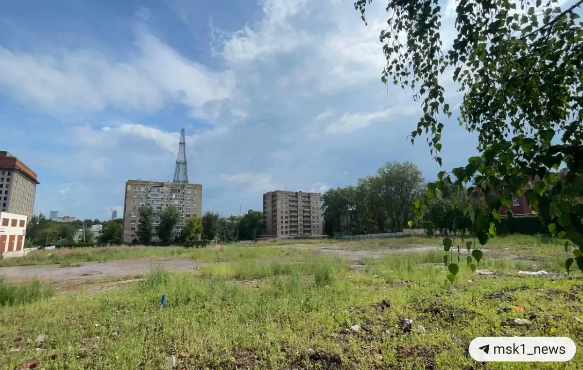 Обсуждают три концепции застройки нового небоскрёба в Москве, вызывая бурные дискуссии среди горожан и экспертов.