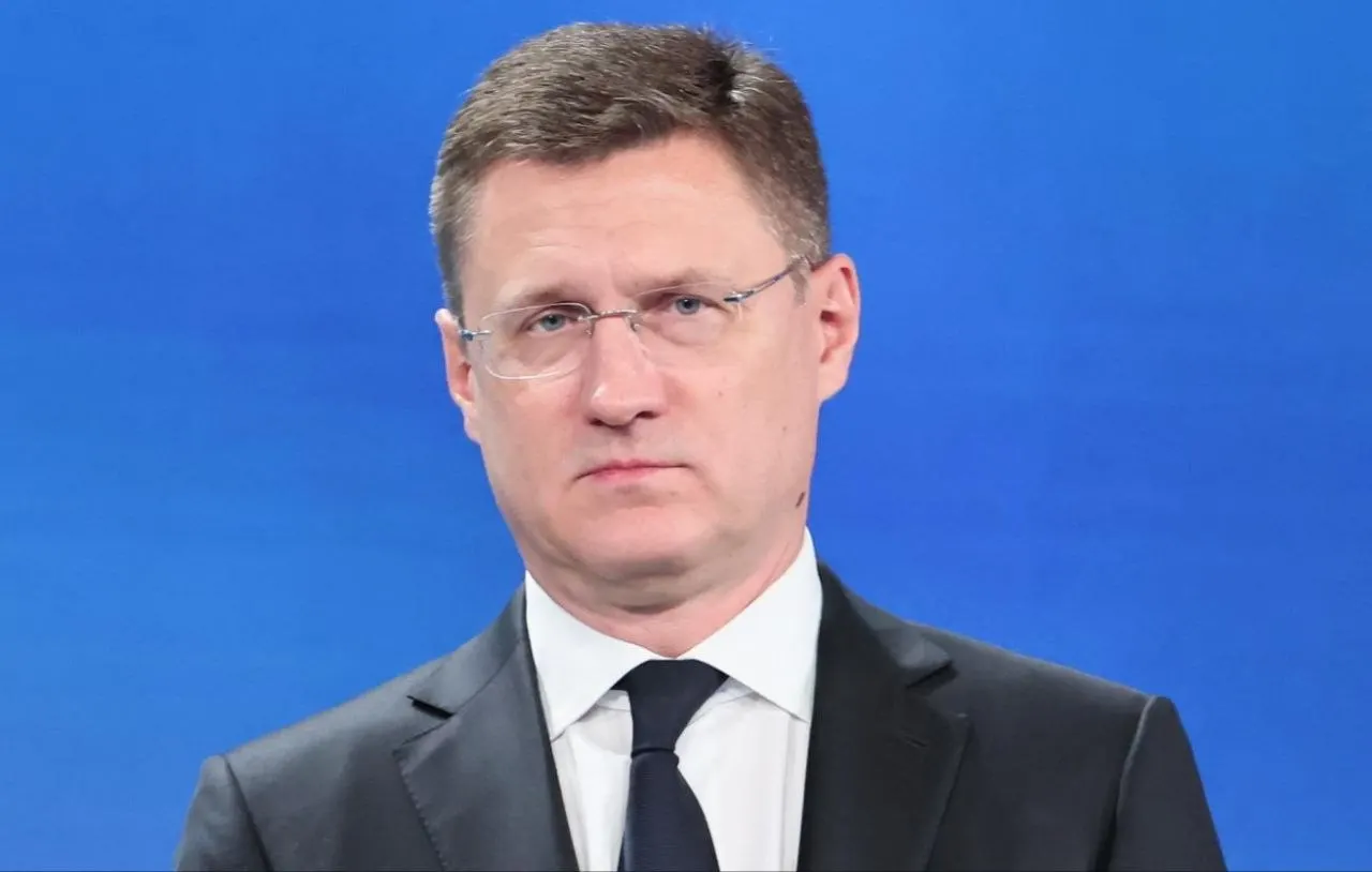 Правительство поручило усилить мониторинг цен на независимые заправки и оперативно реагировать на изменения на рынке топлива.