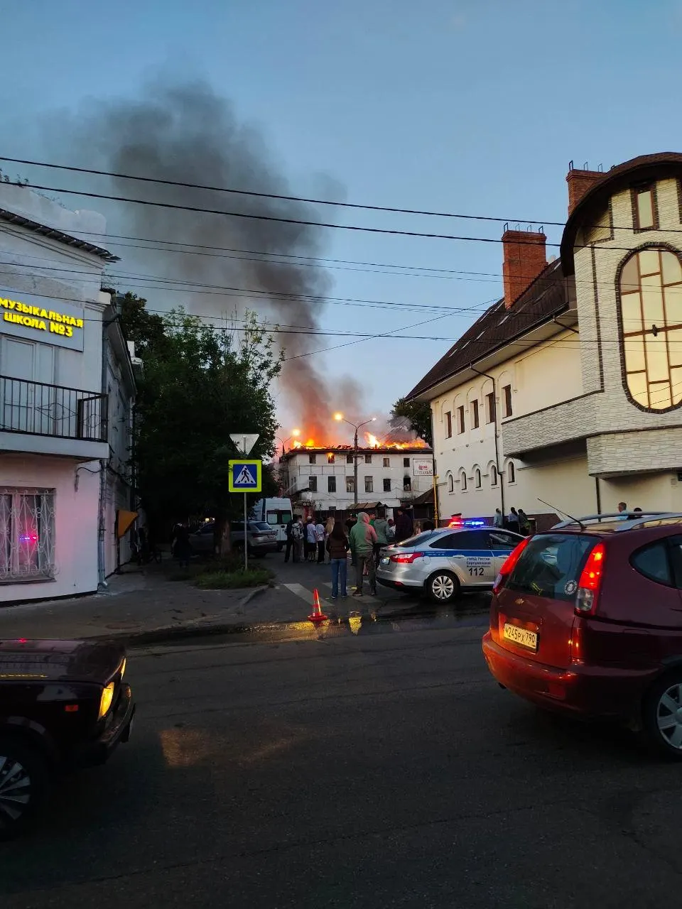 Пожар произошёл в Коммунистическом переулке, загорелся третий этаж дома; очаг локализован, эвакуировано 50 человек. Пожарные работают на месте.