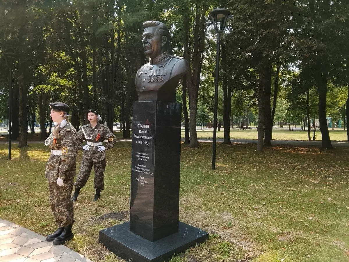 Бюст Сталина установлен в Парке Победы Орла; рядом с памятником открылась аудитория в местном университете, а сам монумент стал частью Аллеи Победителей.