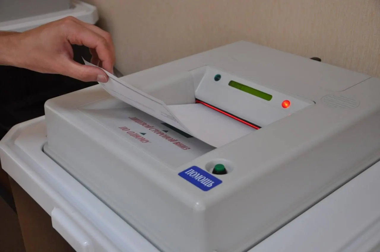 Из-за санкций в регионах возник дефицит электронных комплексов обработки бюллетеней (КОИБ) перед выборами; часть участков лишится современных урн и бюллетени будут считаться вручную.