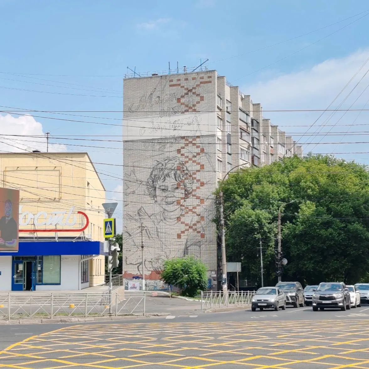 На фасаде дома №2 на Ямской улице планируют разместить мемориальный мурал; жильцы ранее выступали против, подчеркнув необходимость согласования, но работы начались.
