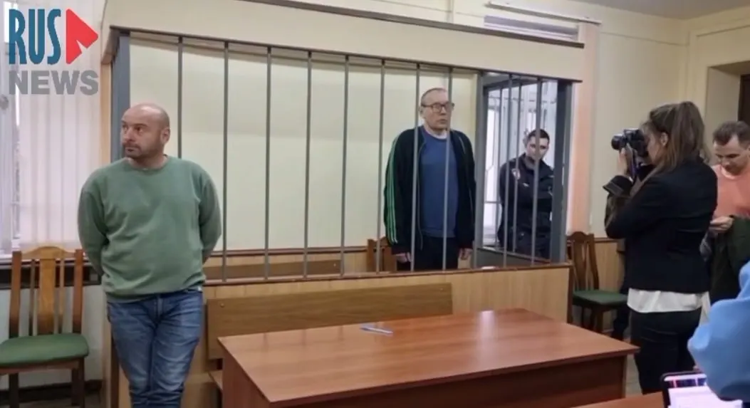 Дело о публикациях в соцсетях продолжит рассматриваться после назначения защитника; суд планирует рассмотреть кассационную жалобу. В материалах дела упоминаются письма, обращения к омбудсмену и обвинительный мотив.