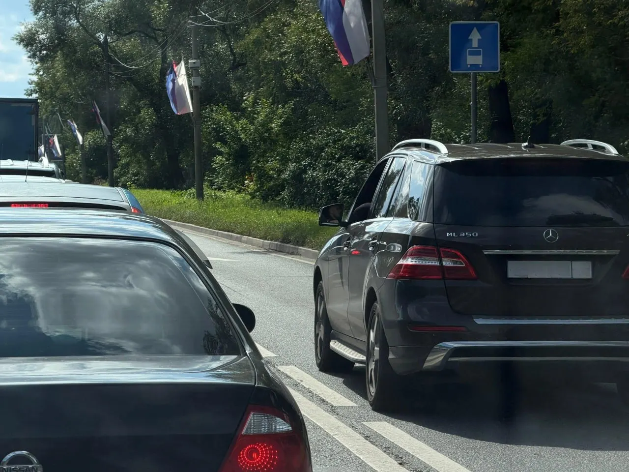 На проспекте Авиаторов водители продолжают игнорировать выделенную полосу для общественного транспорта; власти объясняют пометки на знаках и разметке, горожане обсуждают эффективность нововведения.