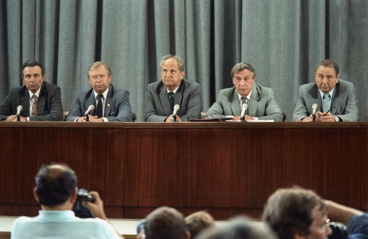 Кризис августа 1991 года стал поворотной точкой в истории: попытка ГКЧП отстранить Горбачёва встретила массовое сопротивление и привела к распаду Союза.