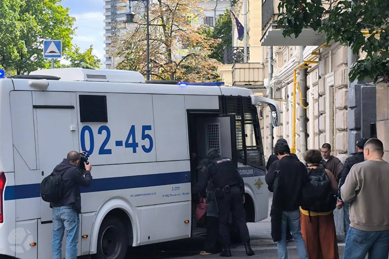 После задержания в Москве журналист отпущен из Замоскворецкого ОВД с предупреждением; в отдел доставили 18 человек, в том числе пятеро несовершеннолетних.