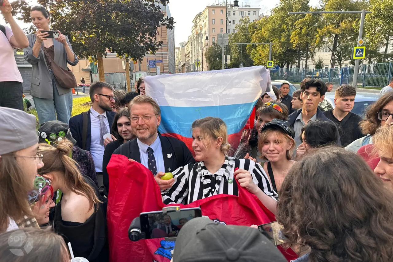 За две недели партия приняла около 8 тысяч заявок на вступление; рост числа членов и судебные решения остаются в центре внимания.