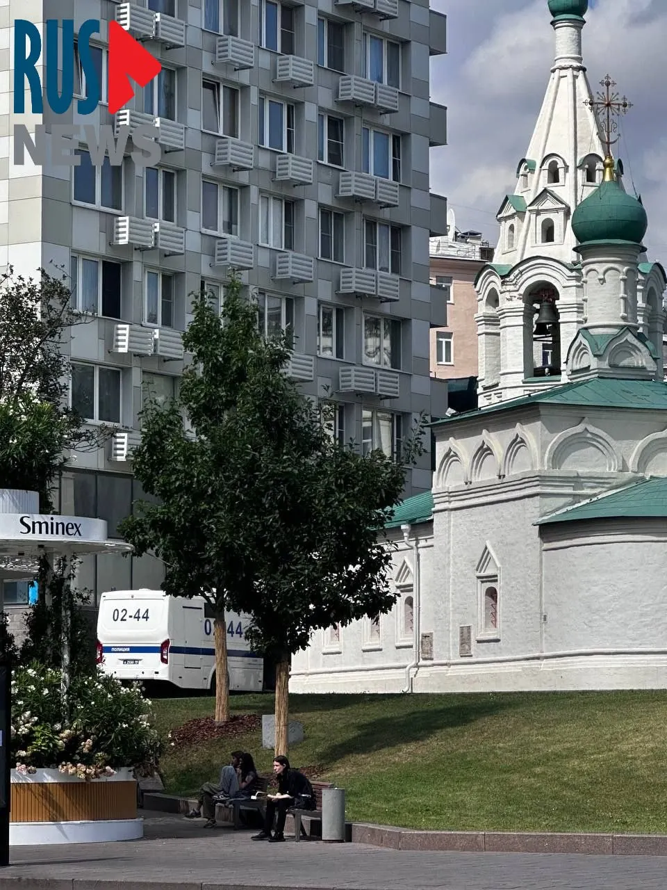 У церкви Симеона Столпника у Верховного суда появился автозак; задержали нескольких молодых людей, после разгона группы возле суда их задержания продолжаются на близлежащих улицах.