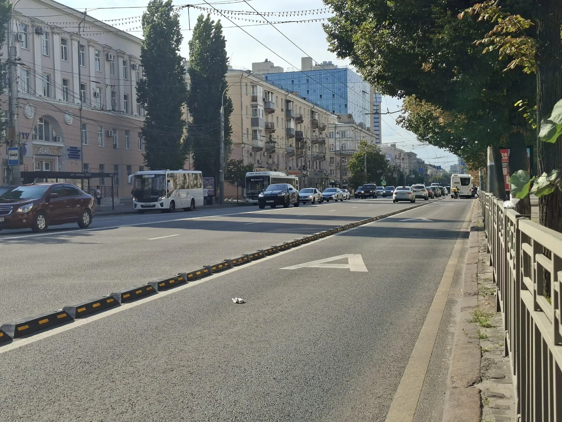 На участке от ВГУ до Кольцовской обновят остановочные пункты: появятся новые конструкции с декоративным козырьком, установка завершится к середине сентября.