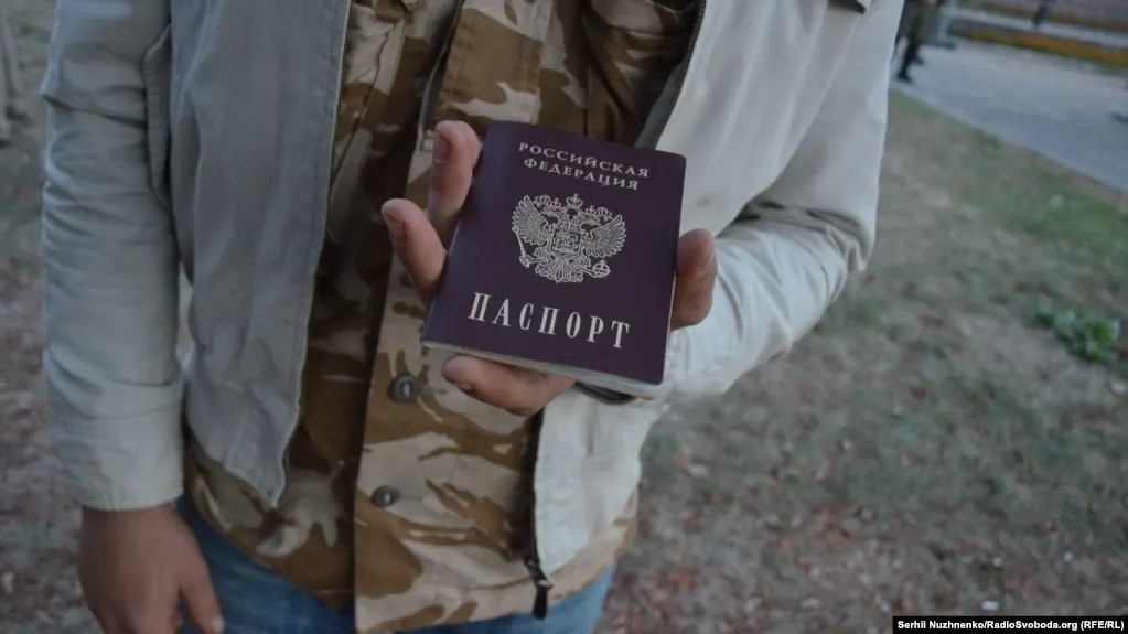 ФСБ заявило о лишении гражданства восьми лиц за критику специальной военной операции в Украине.