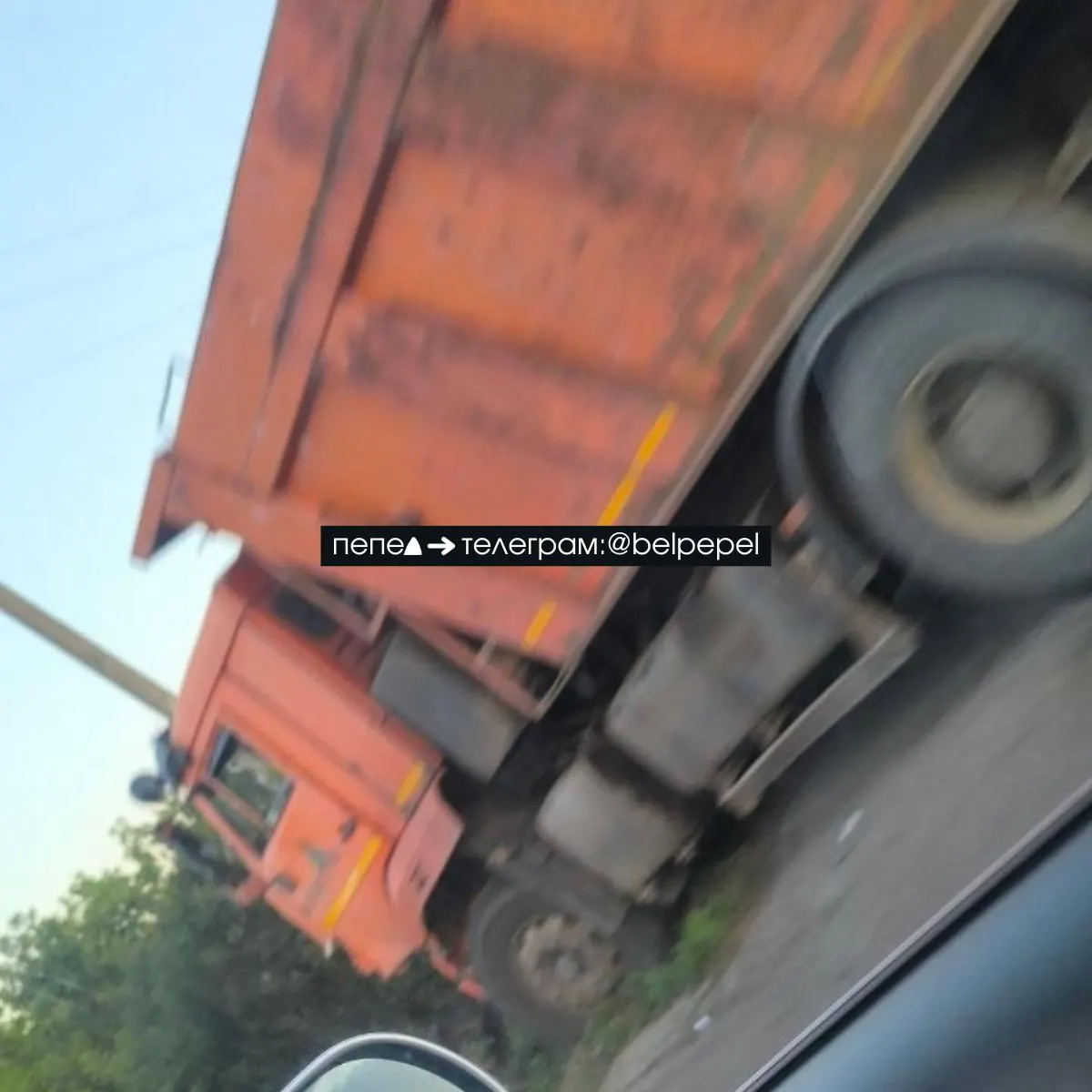 На трассе Белгород — Новый Оскол столкнулся легковой автомобиль с КАМАЗом; имеются пострадавшие.