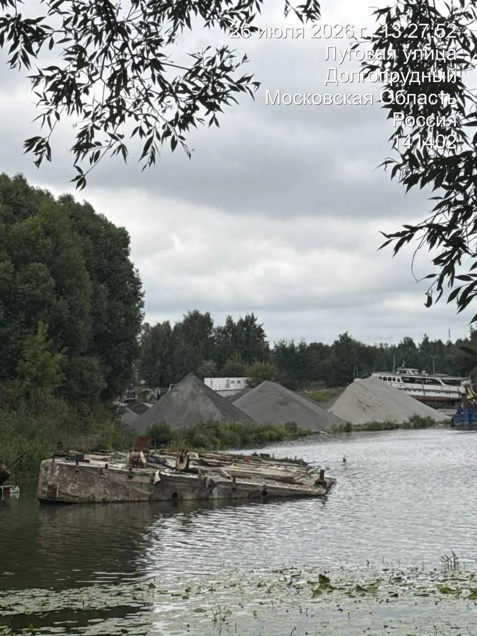 Независимая проверка воды выявила критическое загрязнение, связанное со строительством завода возле Павельцево; жители требуют ответа властей.