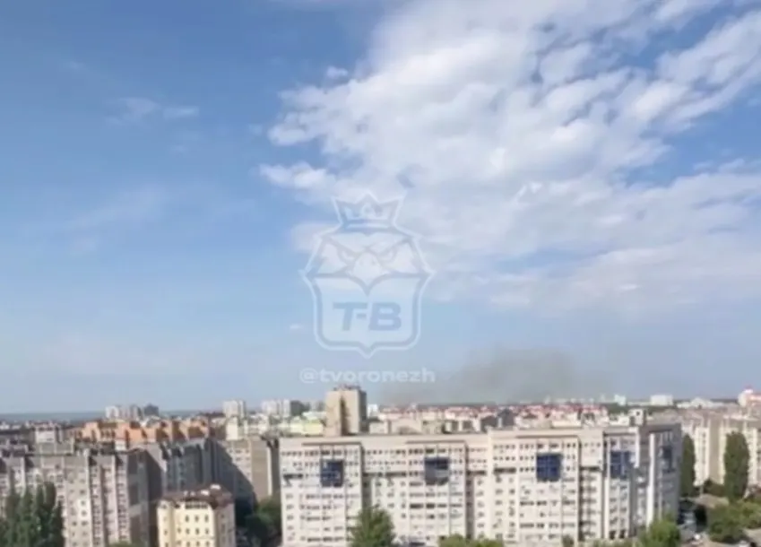 Дым виден на горизонте за несколько километров; местные жители сообщают о возгорании в Северном лесу, на месте работают силы МЧС.
