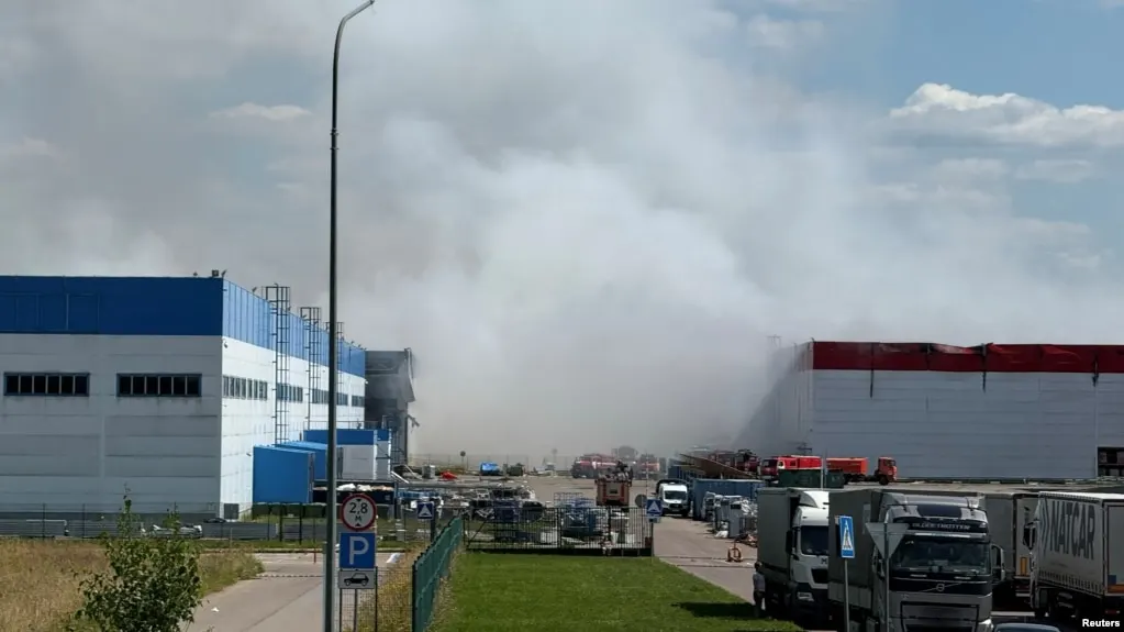 После атаки беспилотников в Подмосковье в реке Гнилуша зафиксировано загрязнение и массовая гибель рыбы; власти проводят работу по очистке береговой линии и оценке последствий