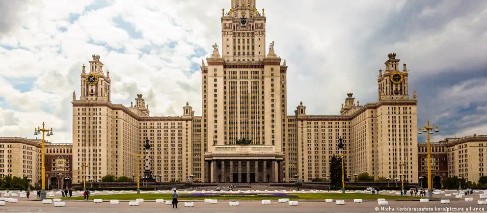 Новый обзор поступления в вузы 2026 года показывает рост квот для участников СВО, ограничения бюджета и усиление региональных различий. Рассматриваются варианты обучения за границей как реальная альтернатива.