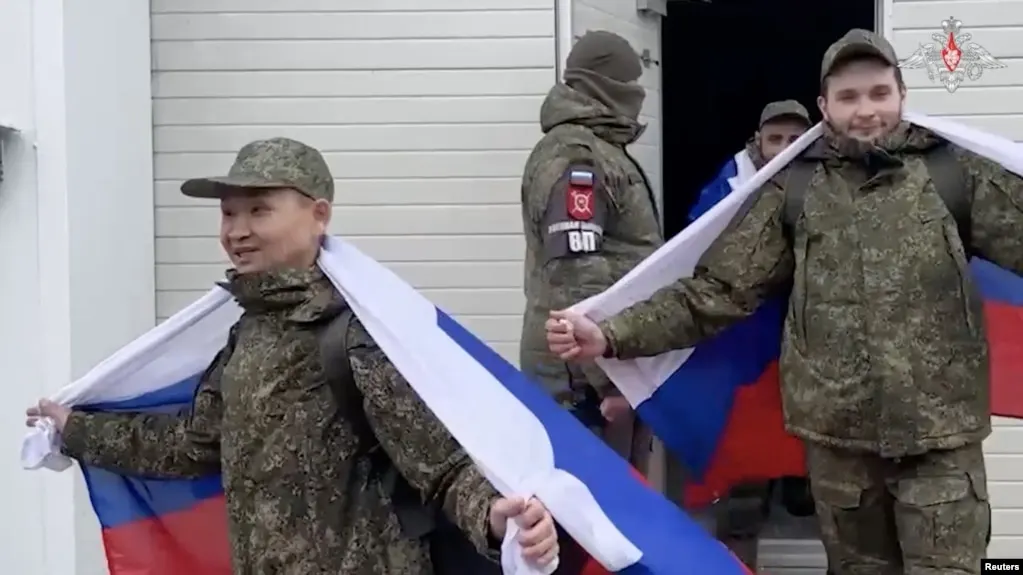 30-летний командир роты принял решение сдаться в плен украинским силам вместе с подчинёнными; ему предъявлены обвинения в госизмене и других статьях.