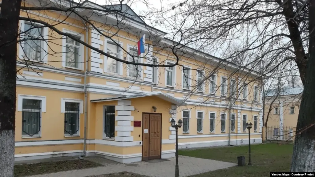 44-летний водитель-экспедитор из Мурома получил 16 лет лишения свободы по обвинениям в госизмене и связях с террористической организацией; совокупный срок учитывает предыдущее наказание.