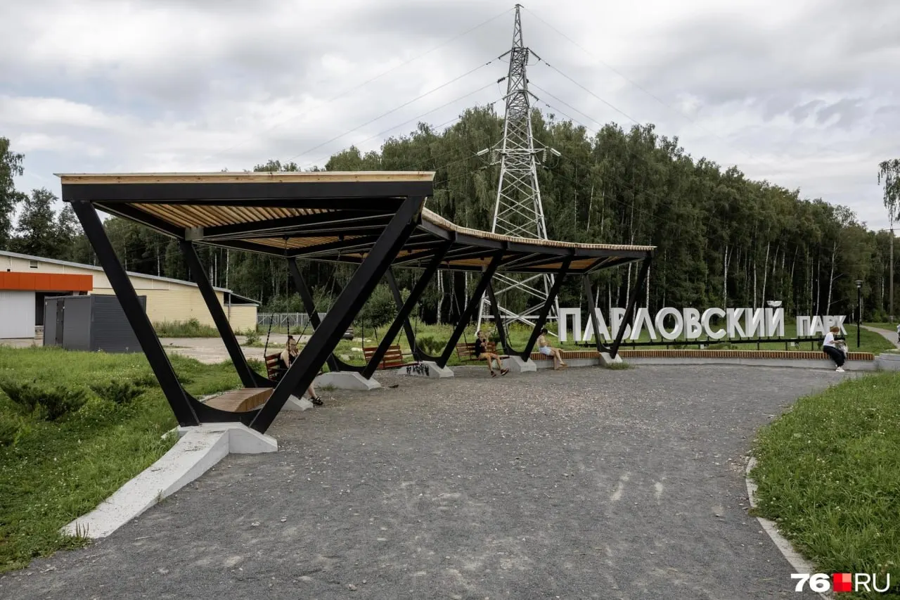Благоустройство Павловского парка в Ярославле в 2023 году сопровождалось критикой жителей, задержками и сменой подрядчика. Фотоподборка демонстрирует текущее состояние пространства на берегу Волги с видом на Толгский монастырь.
