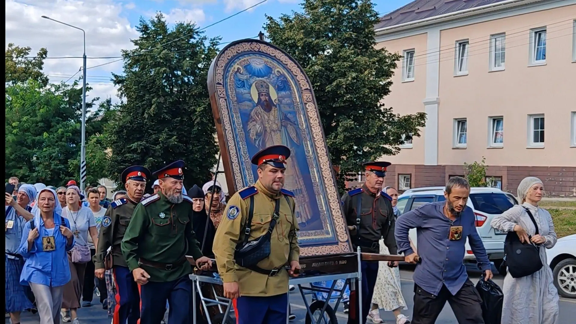 Участники крестного хода из Воронежа завершили пятидневное паломничество в Задонске, пройдя около 130 километров.