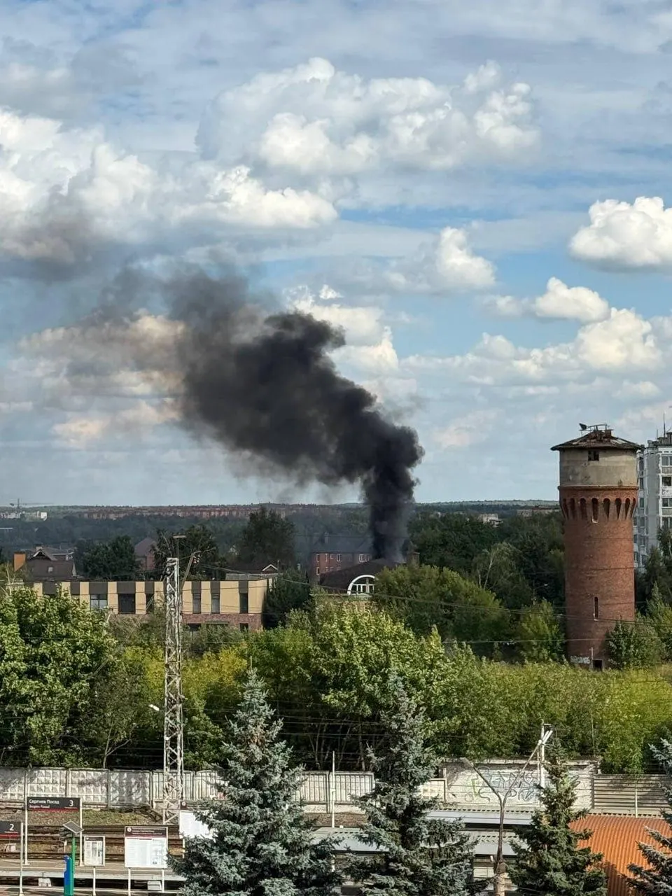 Пожар в Сергиевом Посаде: горит частный дом на улице Симоненко, 17. Сообщайте детали и фото.