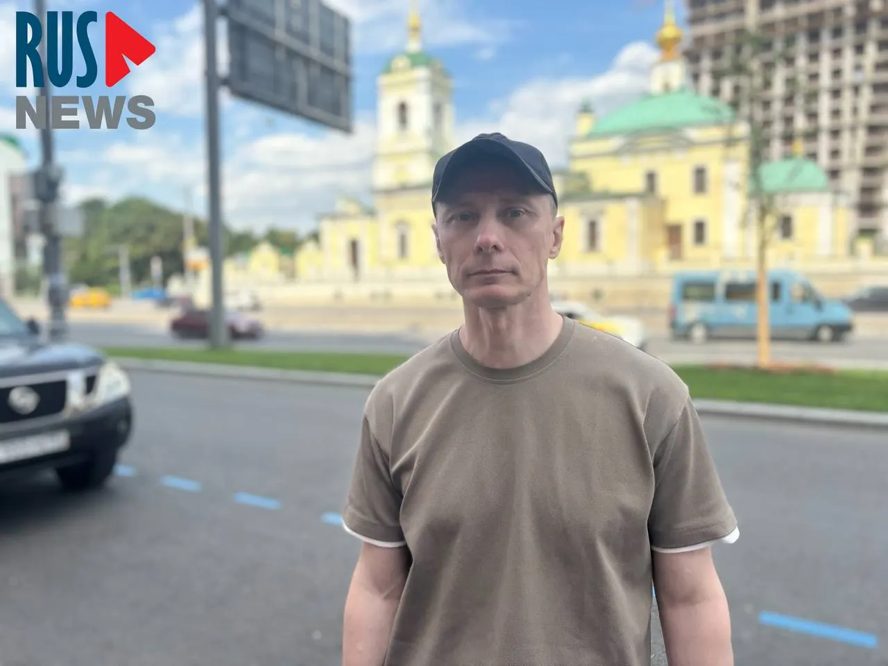 Суд подтвердил штраф журналисту за прямой эфир возле здания Госдумы; в материалах упоминаются задержания, конфискация телефонов и давление на представителей СМИ.
