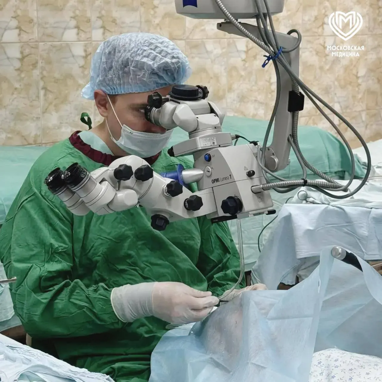 У пациента диагностировали осложненную катаракту и подвывих хрусталика; операция прошла успешно благодаря точности хирургов.