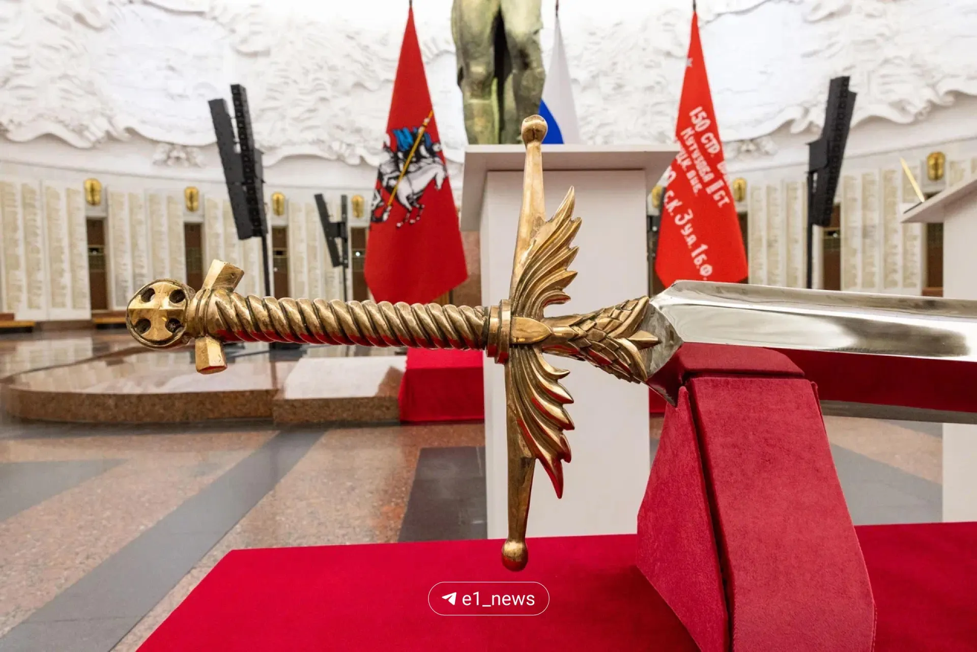 Известный уральский мастер Александр Лысяков изготовил церемониальный меч, который торжественно передали Московскому музею Победы.