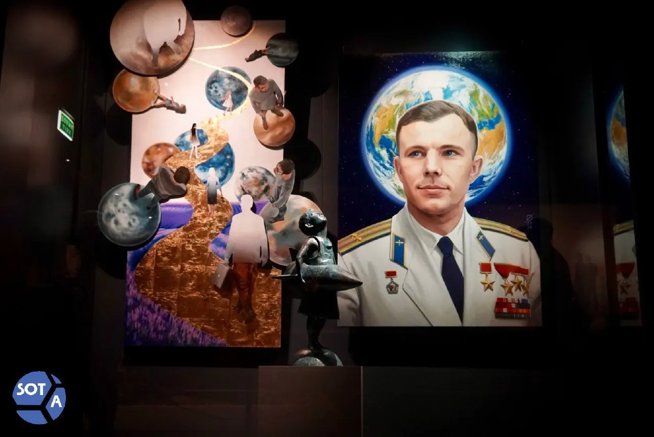 Центральная тема новой экспозиции — вера, представленная через картины и видеоработы, включая образ Гагарина с нимбом из Земли.