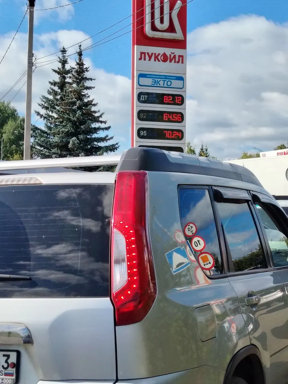 По данным водителей, в городе сохраняются очереди за бензином: в Малахите пусто; на Щорса/Ульяновской очередь около получаса, кроме 100-го бензина; на Октябрьском проспекте — бензина нет; на Потребке очередь от Магнита; Нововятск, Елки и 41 мкр — доступно только дизель.