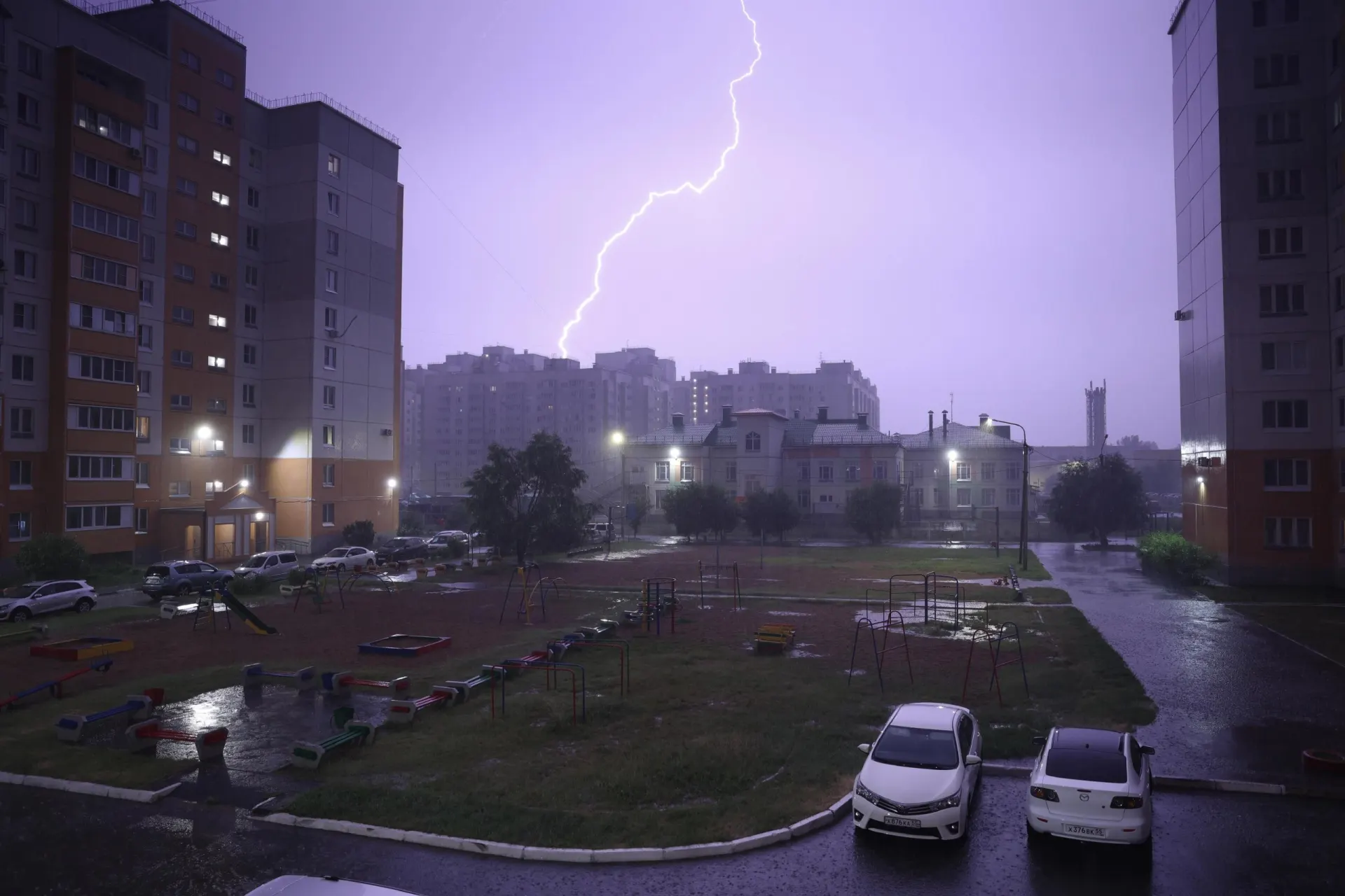 Пожар на газопроводе в Воронеже локализован; возгорание тушили 12 пожарных.