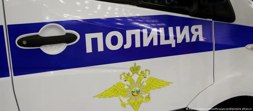 На севере Санкт-Петербурга произошел взрыв возле магазина «Магнит»; погиб мужчина, предположительно подполковник, ранена женщина. Следственные органы возбудили уголовное дело.