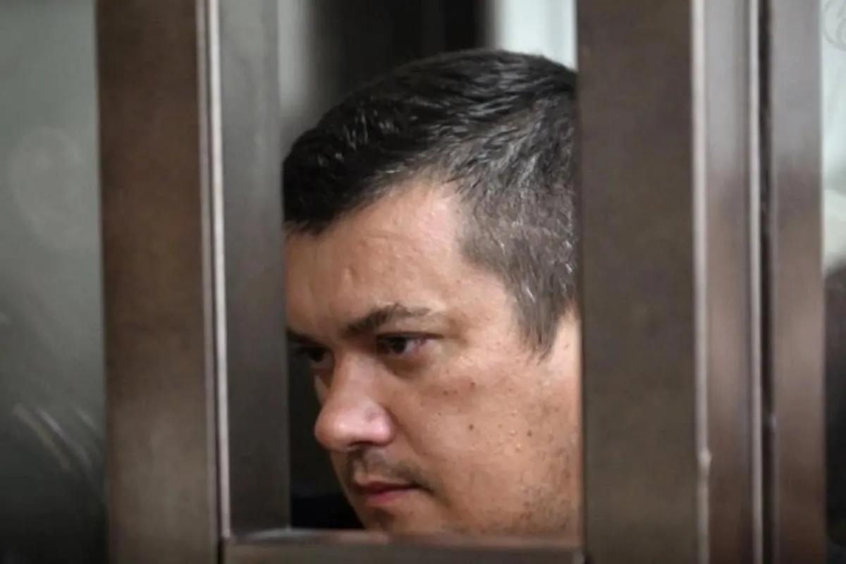 Производство по делу приостановлено; офицер заключил контракт с Минобороны и выехал на фронт. В Москве начали расследование по делу о передаче сводок, задержан редактор, прошли обыски.