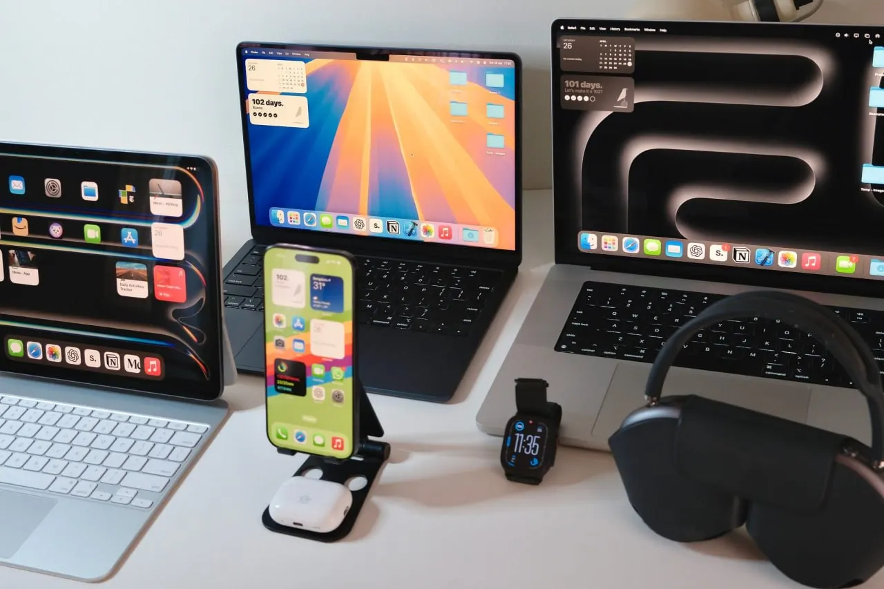 Регулятор считает, что Apple частично выполнила требования: выбор российского поисковика по умолчанию доступен, но предустановка MAX и RuStore не реализована; возможны штрафы. Устройства Apple в Россию ввозятся через серый импорт.