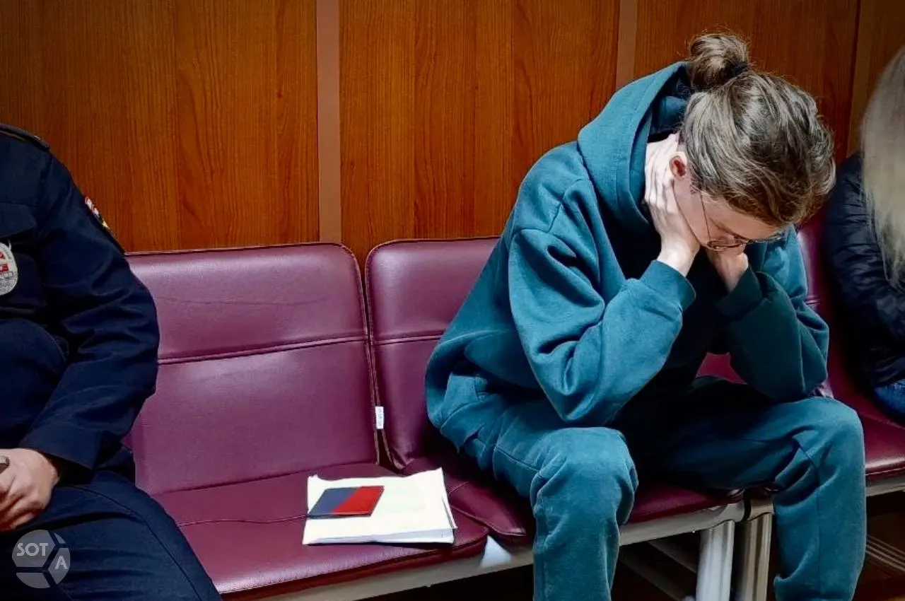 Московский городской суд утвердил административный арест на 14 суток для Артема Кузнецова и Вячеслава Авдашева после заседания Верховного суда по делу о снятии партии «Яблока» с выборов.