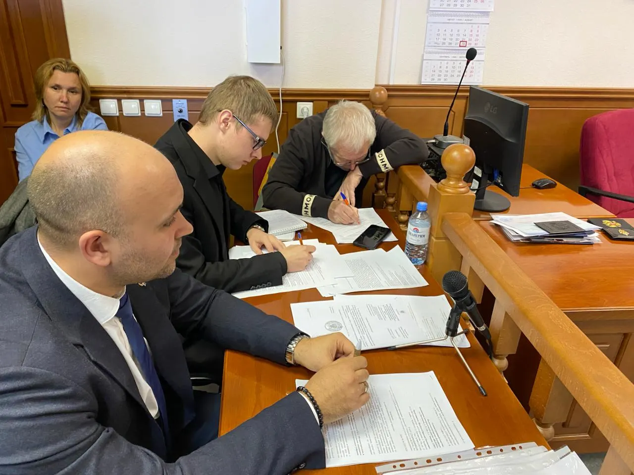 Свердловский областной суд начал рассмотрение дела об отмене регистрации списка кандидатов партии «Яблоко» на выборах в Законодательное собрание. Истцы потребовали перенос заседания, документы поступили неполными, суд отказал в ходатайстве.