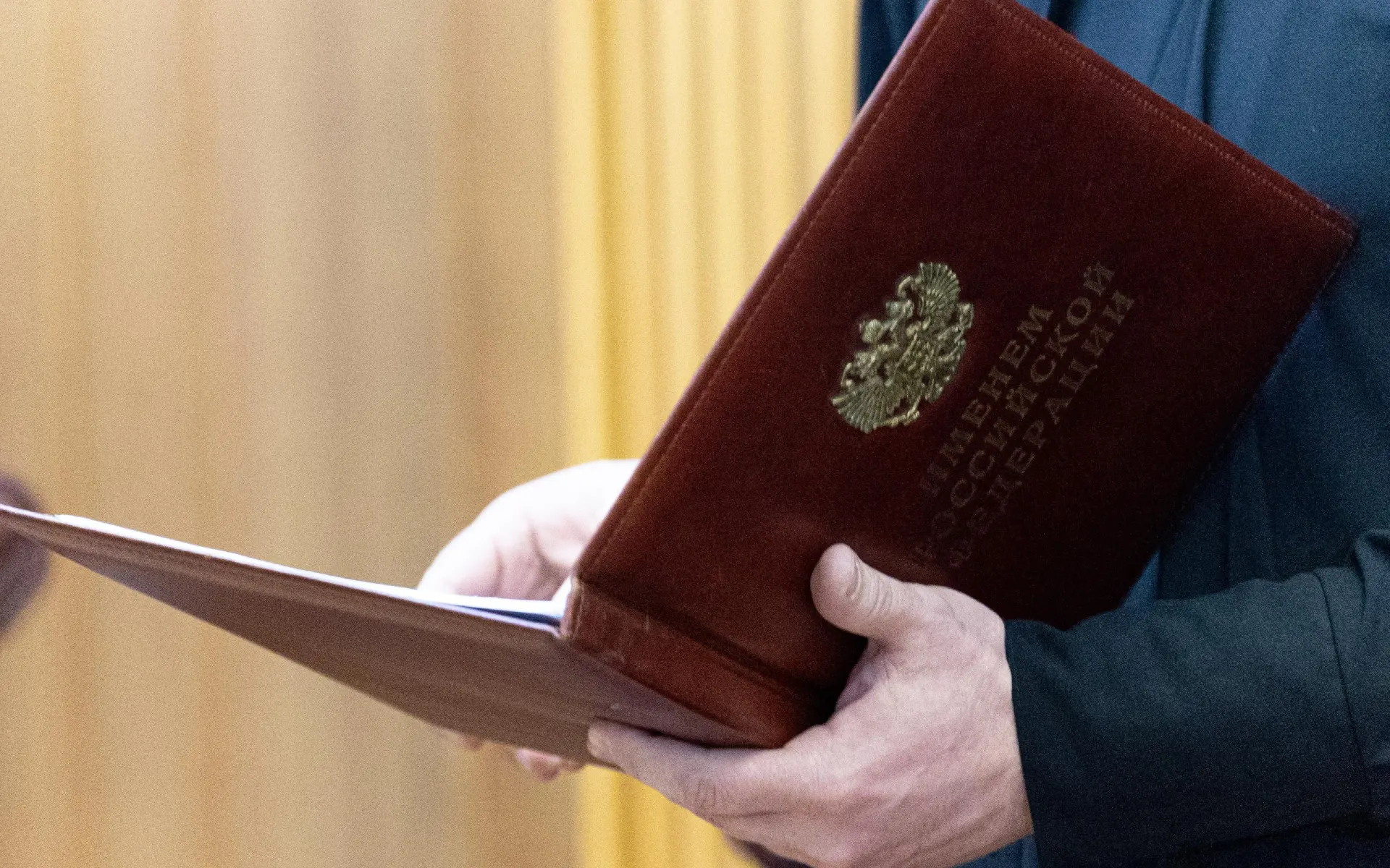Двое преступников осуждены на 17,5 лет за нападение и хранение оружия; похищено свыше 180 тысяч рублей.