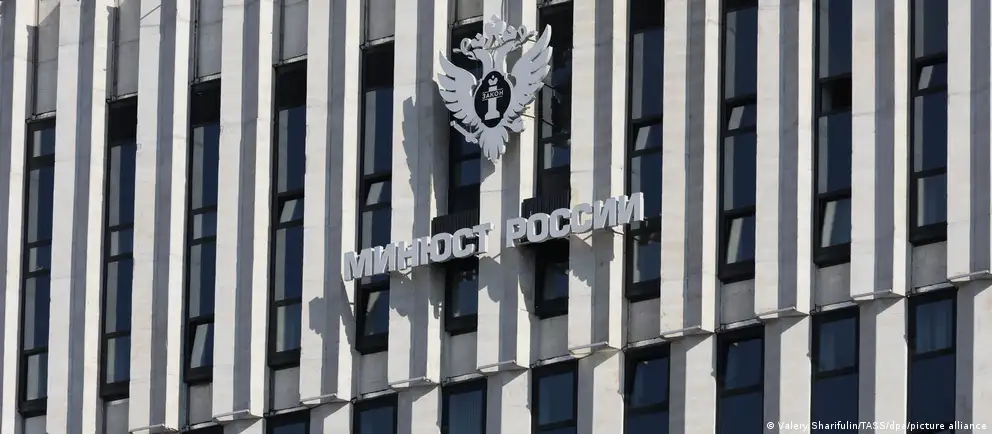 Минюст расширил перечень «нежелательных» организаций на шесть пунктов, включив иностранные организации и антивоевые проекты, в том числе американский фонд защиты прав человека и исследовательский центр Восточной Европы.