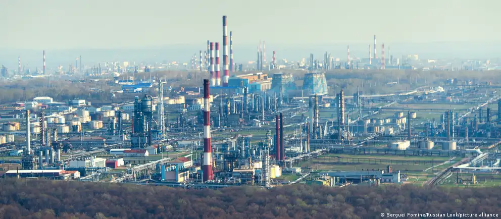 Вооружённые беспилотники атаковали нефтеперерабатывающий завод в Уфе во второй раз за два дня. Власти подтвердили нападение, отмечают задымление и пожар, пострадавших нет. Одновременно поступили сообщения о ударах по объектам в Саратовской, Самарской и Калужской областях.