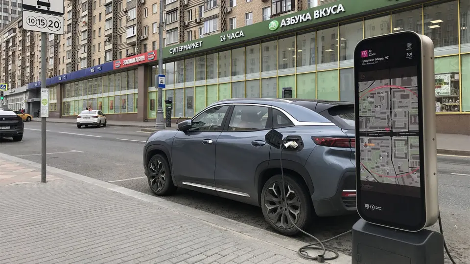 Доля электромобилей достигла примерно 12% продаж легковых автомобилей на фоне ограничений бензина; региональные различия сохраняются, рынок электрифицированных авто растет.